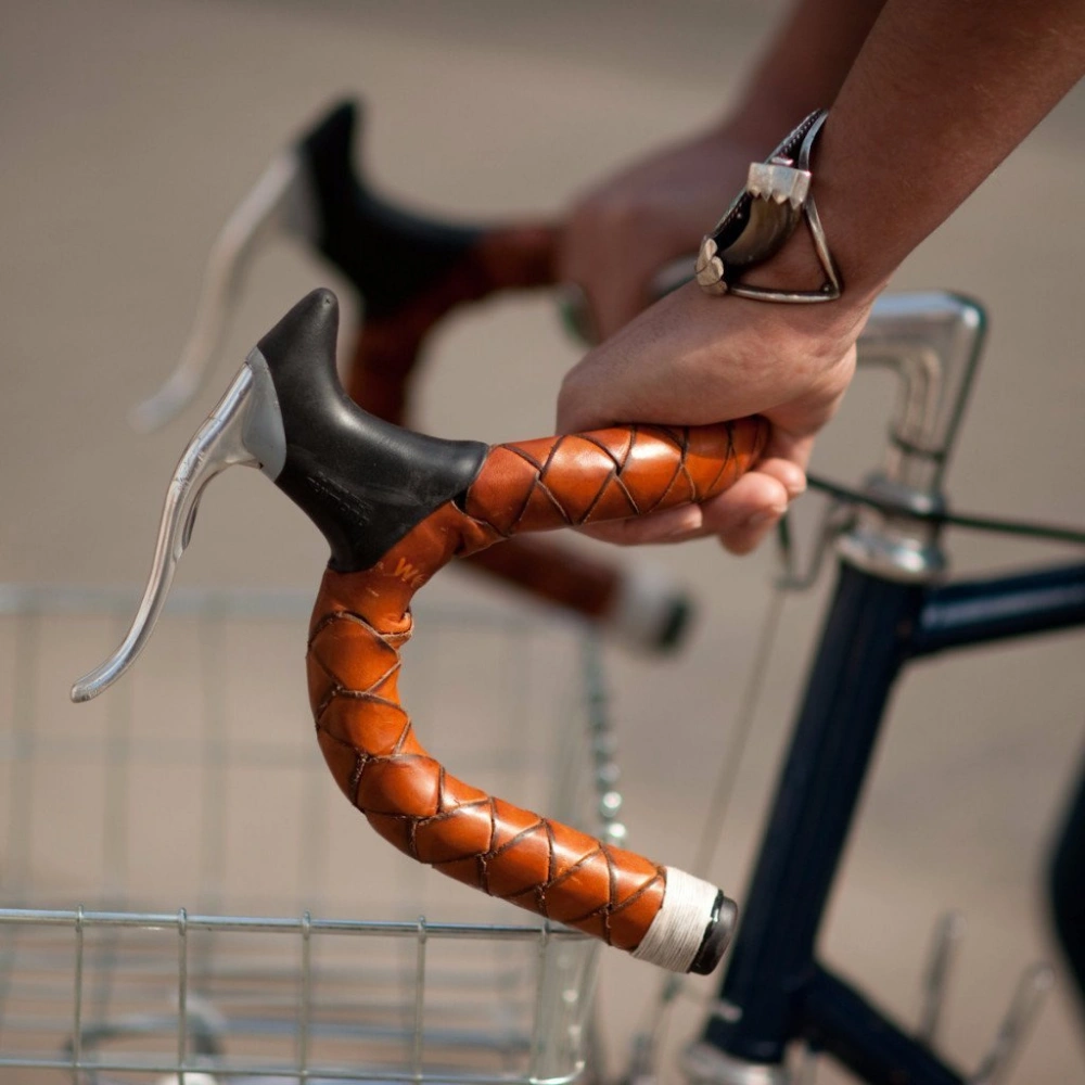 Deri Örgülü Bullwhip Sarımları: Barınıza Güç ve Zarafet Katın!